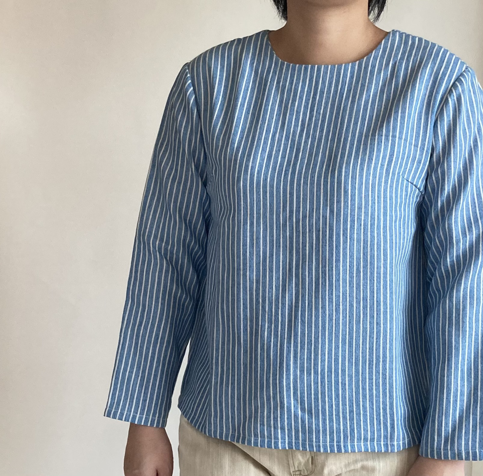 セール柔らかいデニム透けない体型カバーTブラウス（ブルーストライプ/半袖・長袖・クルーネック・Vネック）