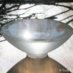 「 灯りのたね 」シリーズ、無色透明ガラスのインテリアトレイ ● 直径約13cm。 1枚目の画像