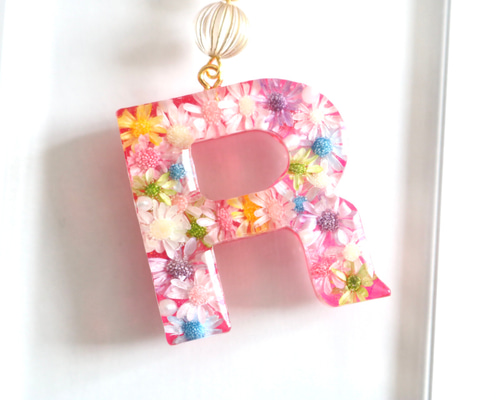 お花がいっぱい❁❁世界に一つだけのイニシャルレジンキーホルダー