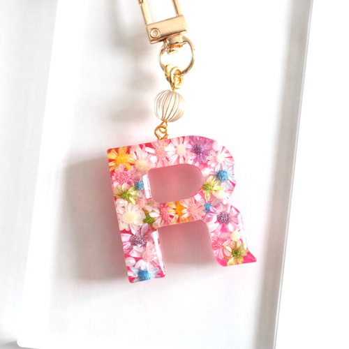 お花がいっぱい❁❁世界に一つだけのイニシャルレジンキーホルダー