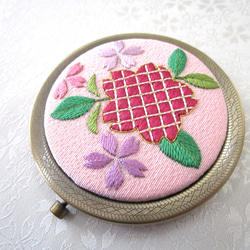 桜＊絹のコンパクトミラー　AG◆桜色◆日本刺繡 刺繍 手刺繍 伝統工芸 手鏡 ギフト 3枚目の画像