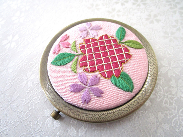 桜＊絹のコンパクトミラー　AG◆桜色◆日本刺繡 刺繍 手刺繍 伝統工芸 手鏡 ギフト 3枚目の画像