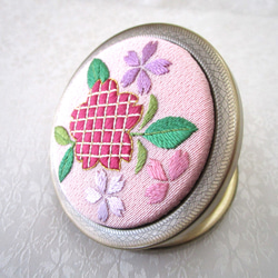 日本刺繡＊桜＊絹のコンパクトミラー　AG◆桜色◆刺繍 手刺繍 伝統工芸 手鏡 ギフト 7枚目の画像