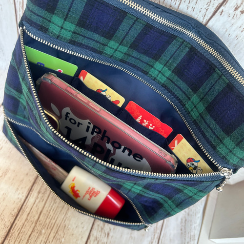 コヤンイサムチョン　ラウンドギャザーバッグ　サコッシュ　お財布ショルダー コヤンイサムチョン♥️オシャレなネコちゃんとお出かけ