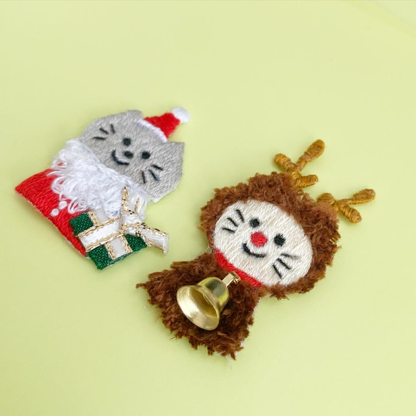 サンタクロースになったカラフル猫ちゃん・クリスマス手刺繍ブローチ 3枚目の画像
