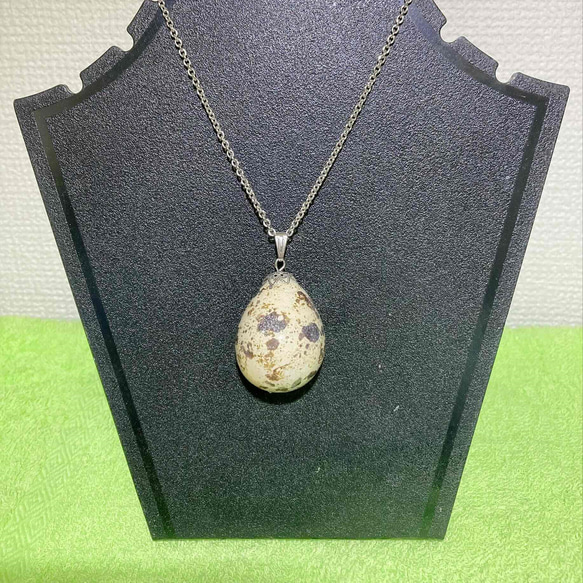 天然素材のうずらの卵の殻を使ったハンドメイドのレジンネックレス 