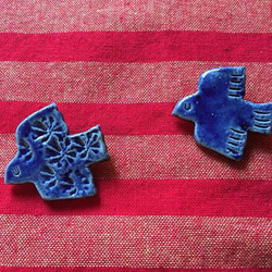 陶器の青い鳥ブローチ 2枚目の画像
