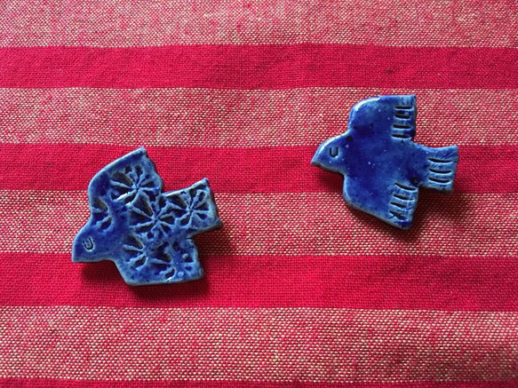 陶器の青い鳥ブローチ 2枚目の画像