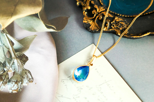 グラデーションクリスタルガラスのしずく型ネックレス　ブルー×アクア　ゴールド金具 2枚目の画像