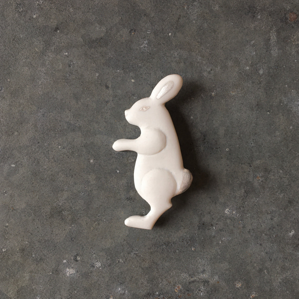 銀獣ブローチ (白ウサギ) 1枚目の画像