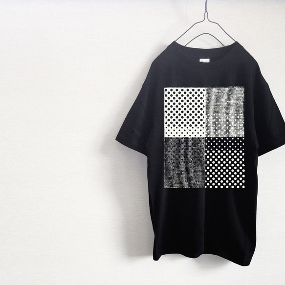 ドットでチェック　パターン　Tシャツ（黒） 1枚目の画像