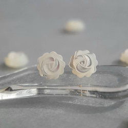 【リニューアル前SALE】白い薔薇のピアス｜ひと粒ピアス｜14kgf｜白蝶貝 1枚目の画像