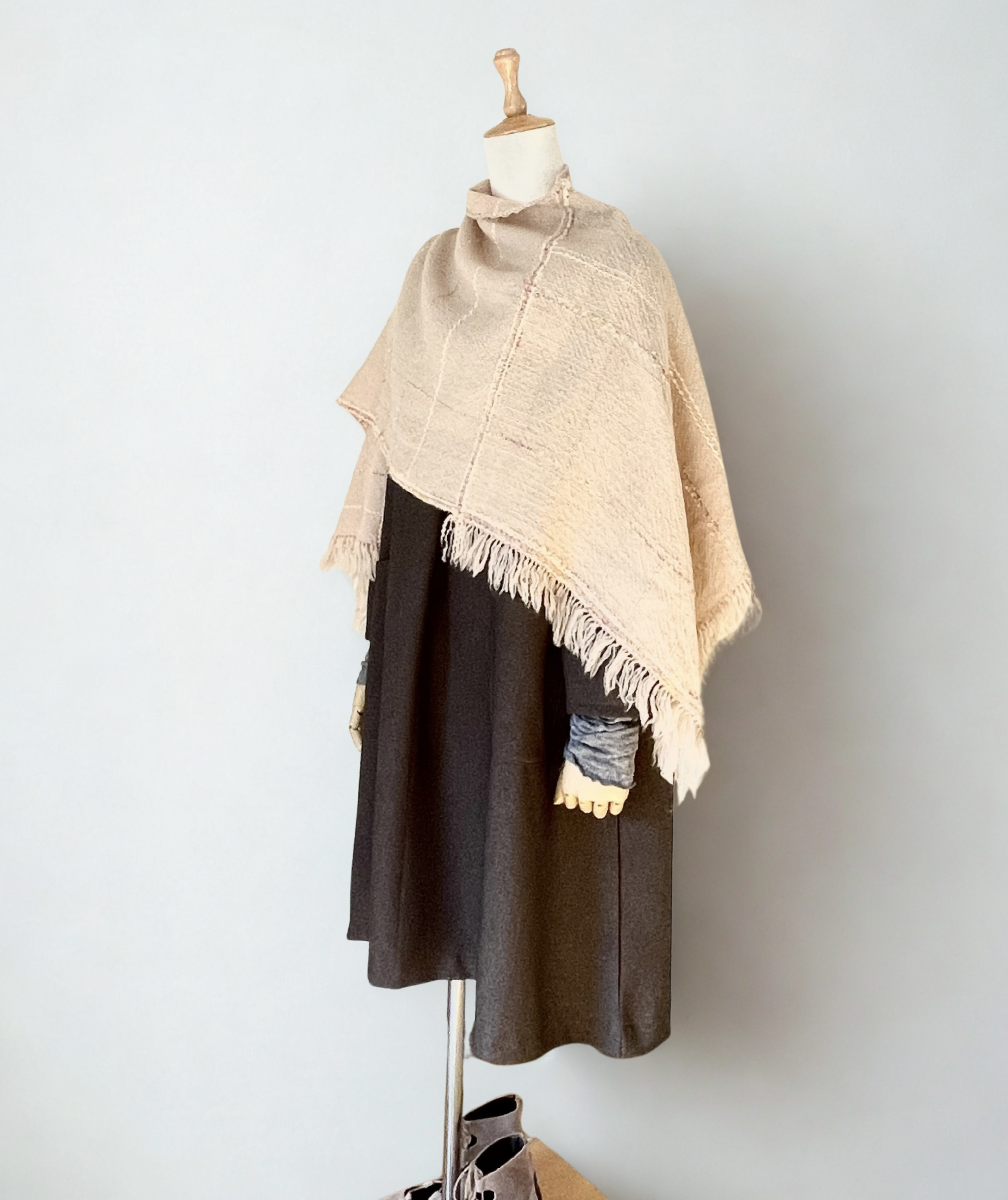 手織り　大判三角ストール（ベージュ)