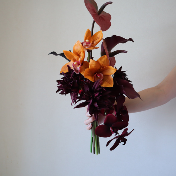 しっとりしたバーガンディカラーでおしゃれ花嫁に人気のブーケ