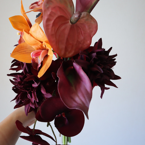 しっとりしたバーガンディカラーでおしゃれ花嫁に人気のブーケ