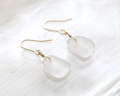 シーグラスのピアス・イヤリング / ホワイト ピアス（フック・チェーン