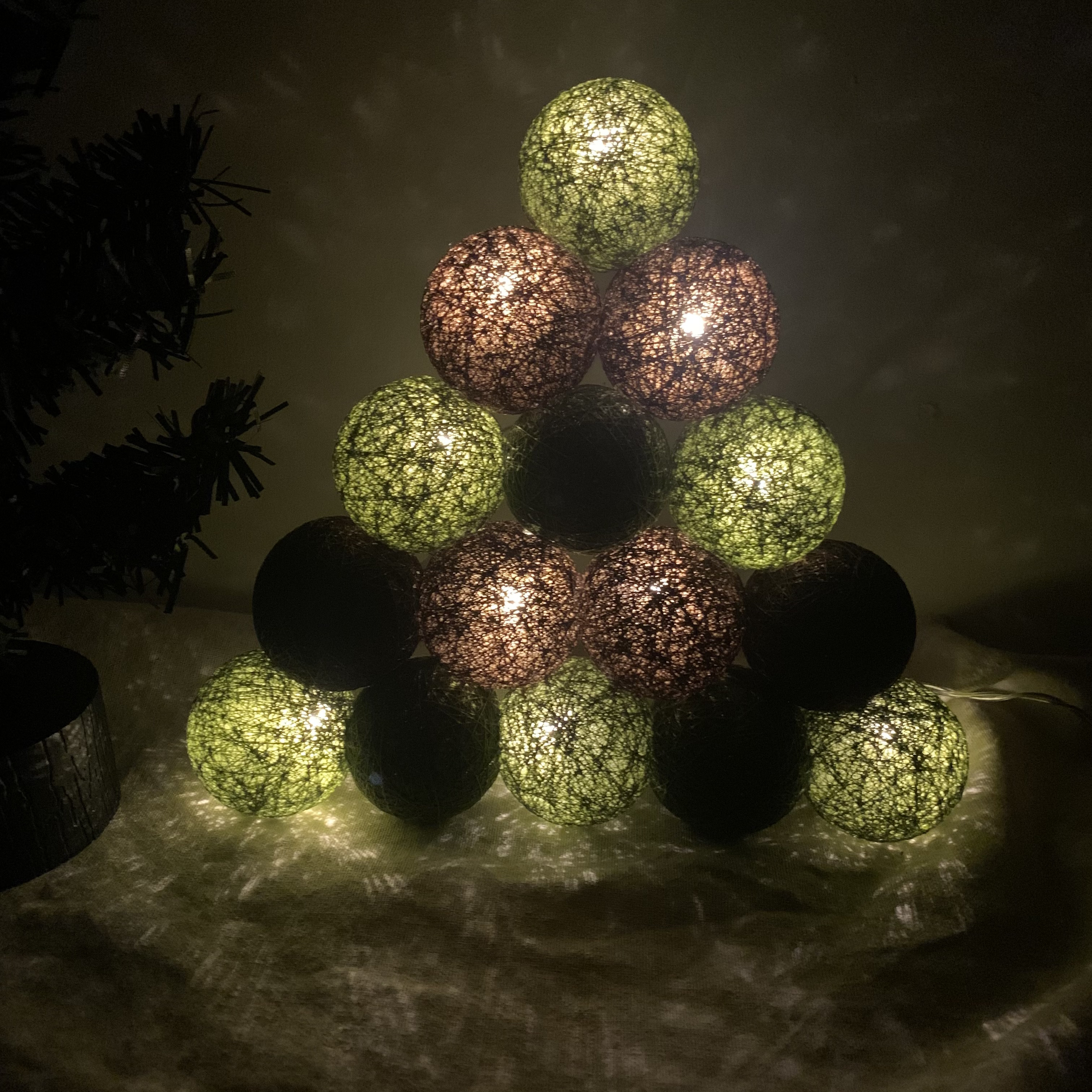 アースカラーの立て掛けツリーライト