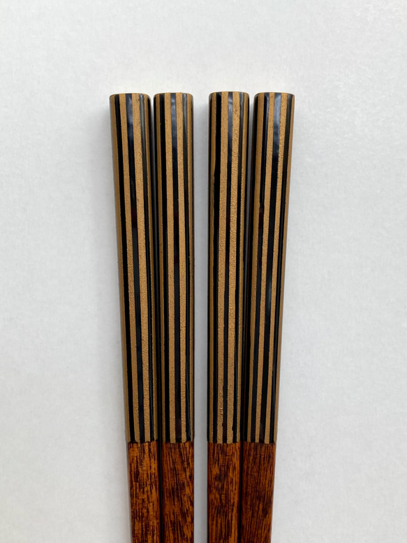 《再販/リニューアル》摺り漆の箸 〈金ストライプ・黒〉 3枚目の画像
