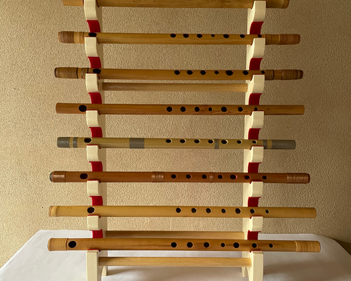 篠笛 置き枕台８本用 藍空銘篠笛 唄用八本調子 天地巻 – 三浦彌市商店（やいち商店）