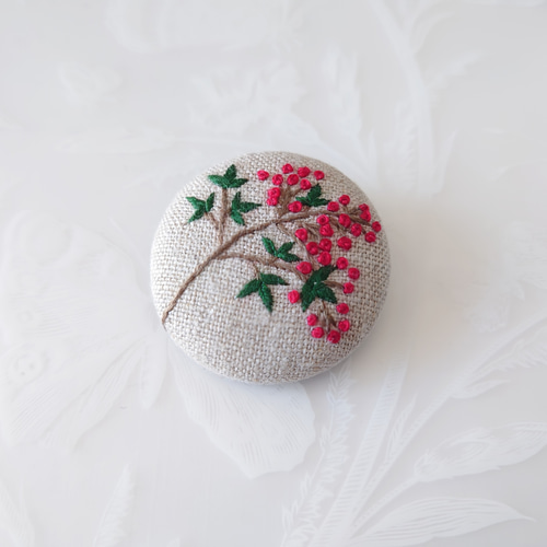 刺繍ブローチ「南天 12月8日」くるみボタン ブローチ 薄荷のドロップ