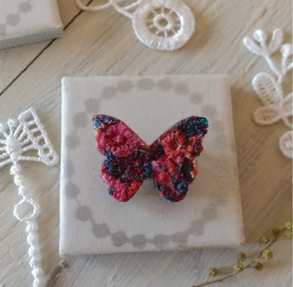 蝶々のブローチ ミナペルホネン生地はぎれ skyful *木台*北欧風