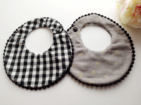 lehtiä black gingham bib スタイ　モノトーン・チェック・さくらんぼ　ご出産祝い・ギフト 3枚目の画像