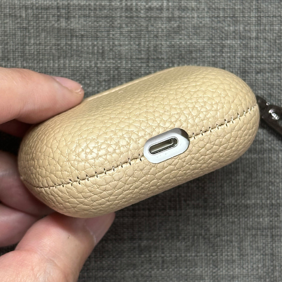 時尚 AirPods 4 Airpods Pro 保護殼，相容於無線充電，刻字，皮革，全保護殼 第2張的照片