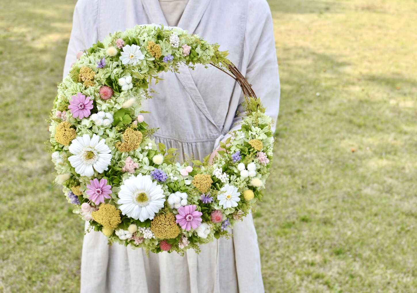 花畑の三日月リース35㎝　プリザーブドフラワー　グリーン　ガーベラ
