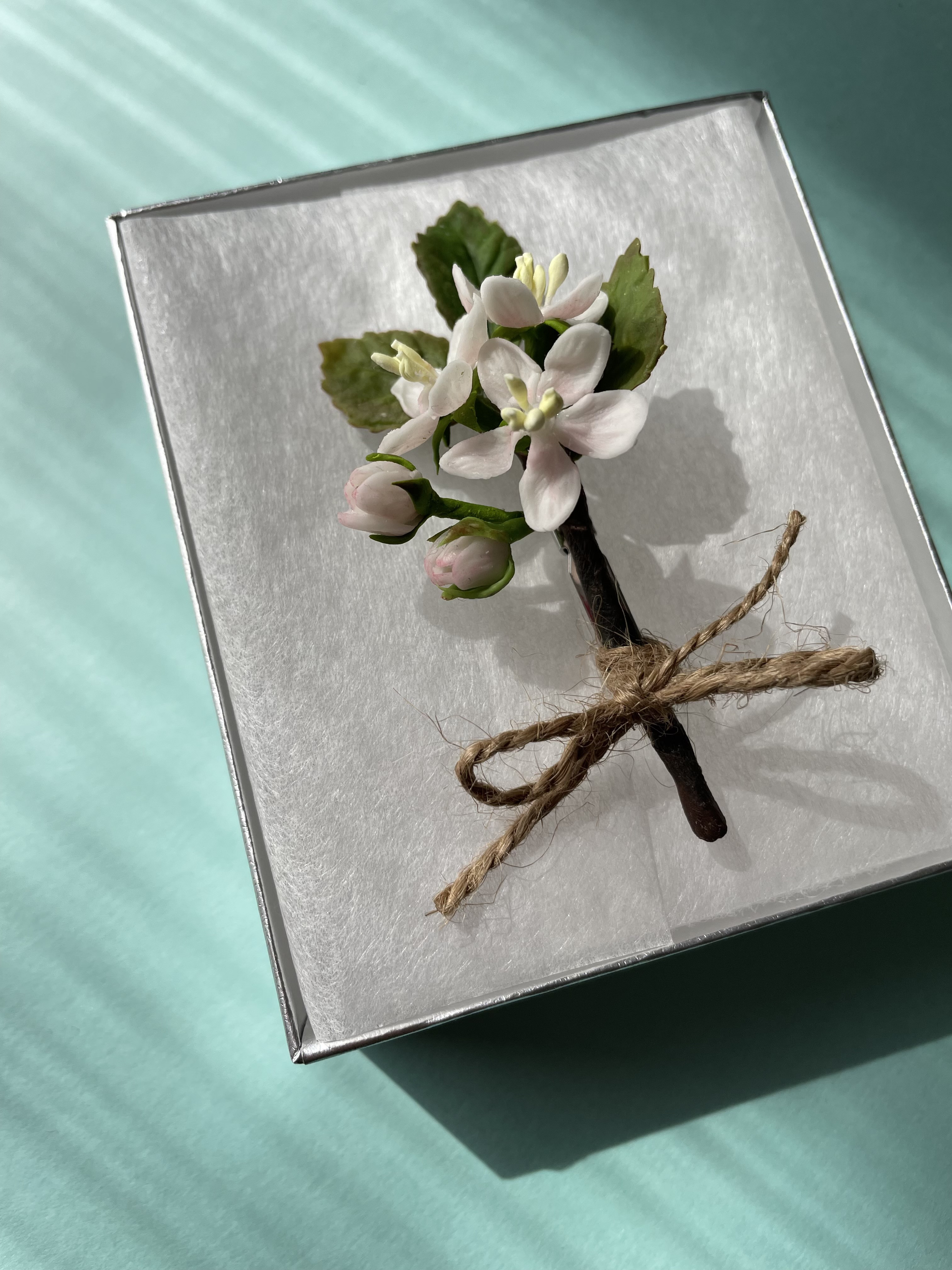 りんごの花のブローチ