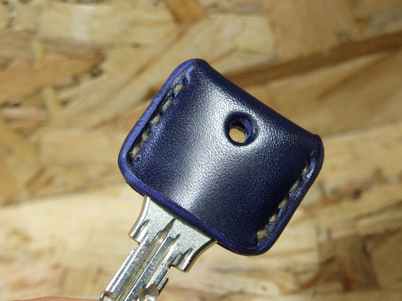 ルガトネイビーのキーカバー　ベージュステッチ 5枚目の画像