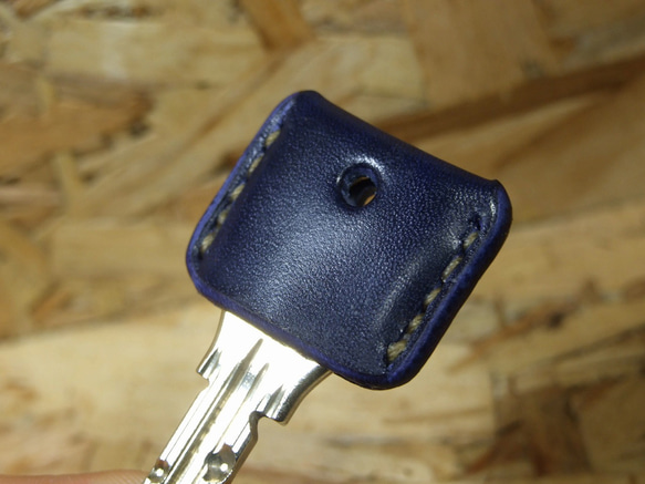 ルガトネイビーのキーカバー　ベージュステッチ 4枚目の画像