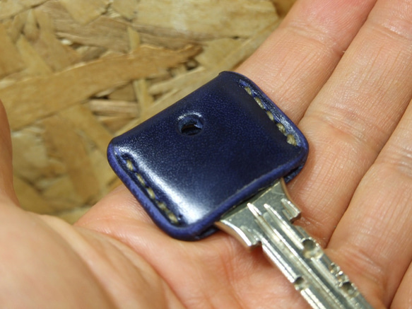 ルガトネイビーのキーカバー　ベージュステッチ 2枚目の画像