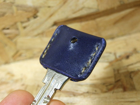 ルガトネイビーのキーカバー　ベージュステッチ 7枚目の画像