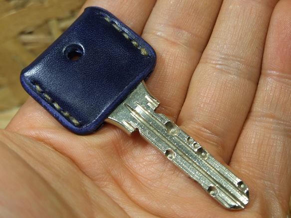 ルガトネイビーのキーカバー　ベージュステッチ 1枚目の画像