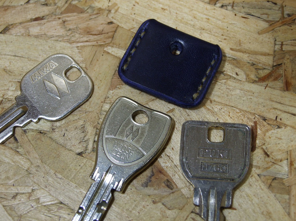 ルガトネイビーのキーカバー　ベージュステッチ 10枚目の画像