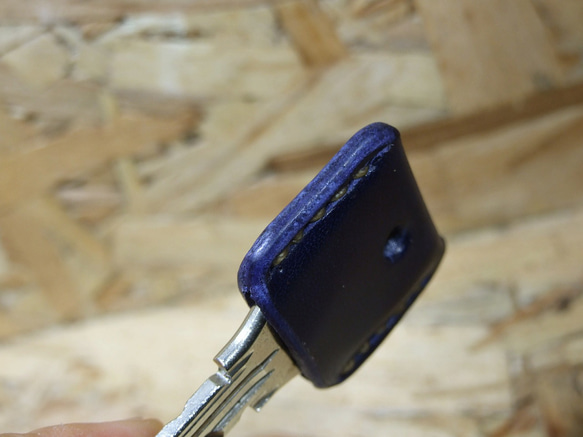 ルガトネイビーのキーカバー　ベージュステッチ 6枚目の画像