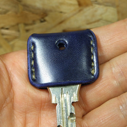 ルガトネイビーのキーカバー　ベージュステッチ 3枚目の画像