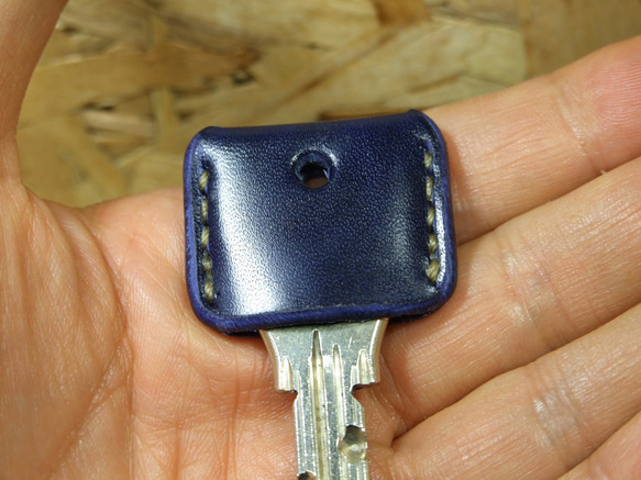 ルガトネイビーのキーカバー　ベージュステッチ 3枚目の画像