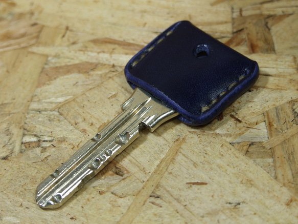 ルガトネイビーのキーカバー　ベージュステッチ 8枚目の画像