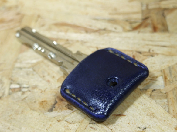 ルガトネイビーのキーカバー　ベージュステッチ 9枚目の画像