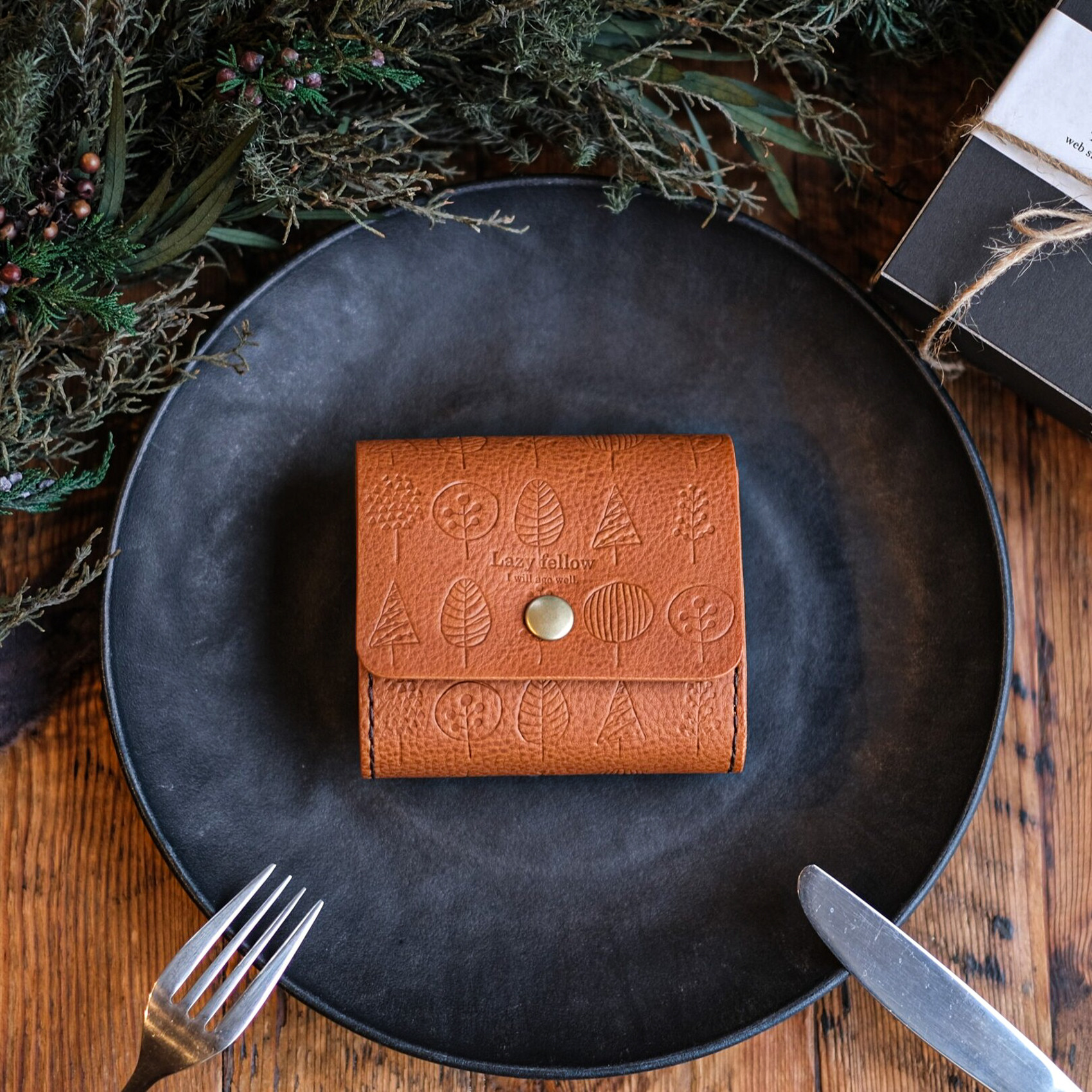 ［北欧柄のちいさなお財布　キャメル］本革の温もり お札を折らないミニマム三つ折りコンパクト　手縫い　茶　バレンタイン