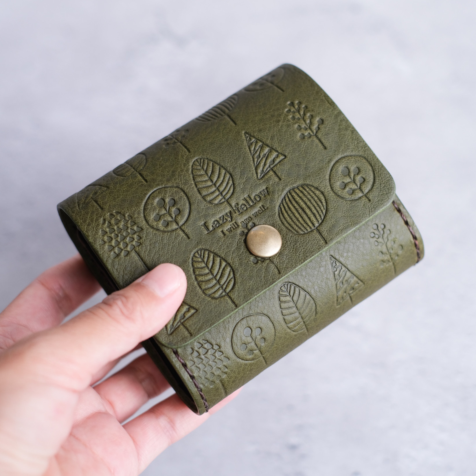 ［北欧柄のちいさなお財布］グリーン 春財布　本革の温もり お札を折らないミニマム三つ折りコンパクト　手縫い　緑　人気