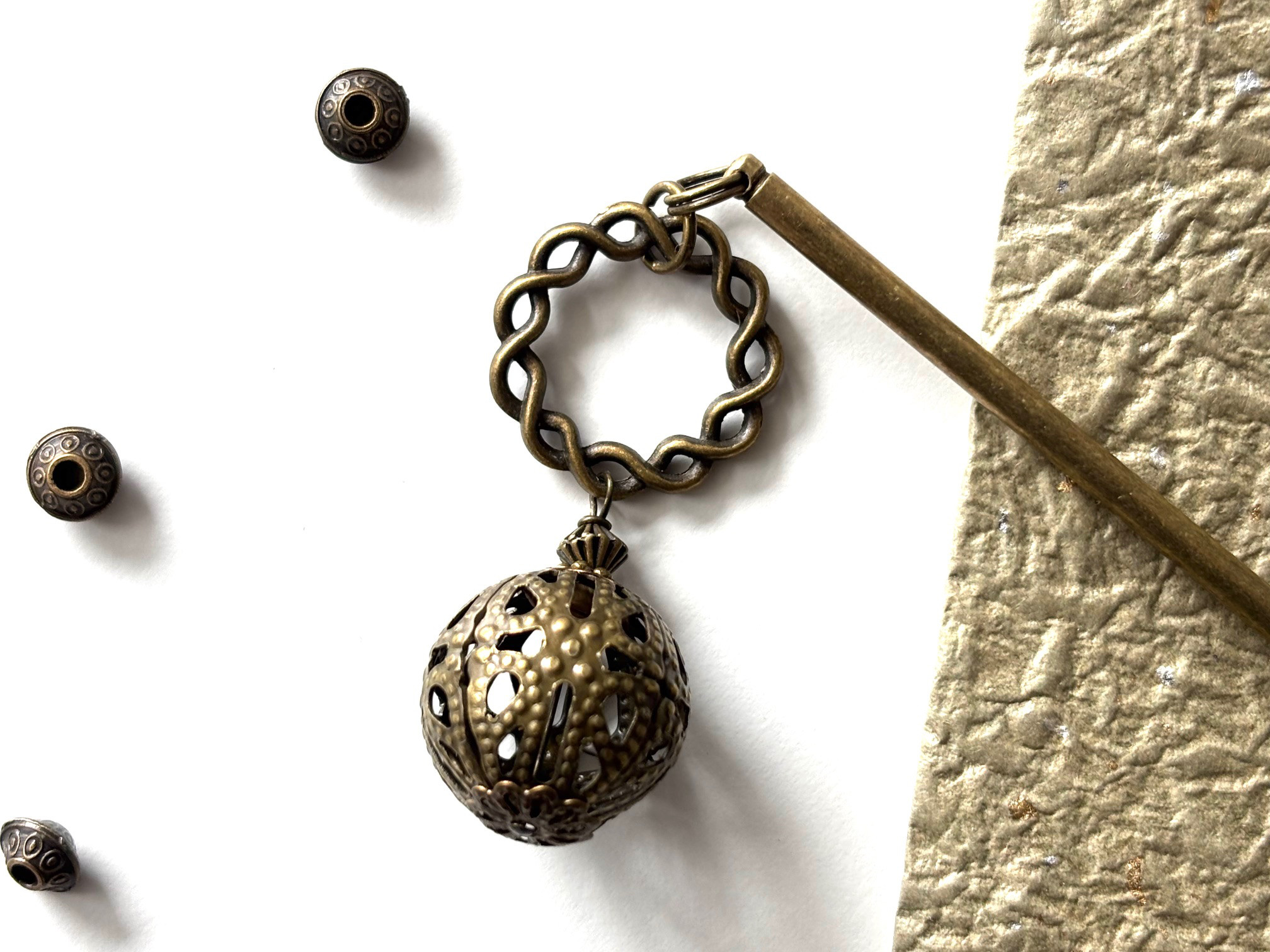 かんざし　手毬の様なアンティークゴールドのアジアンボールビーズ　和風　一本挿し　一本簪　ブラウン　茶色