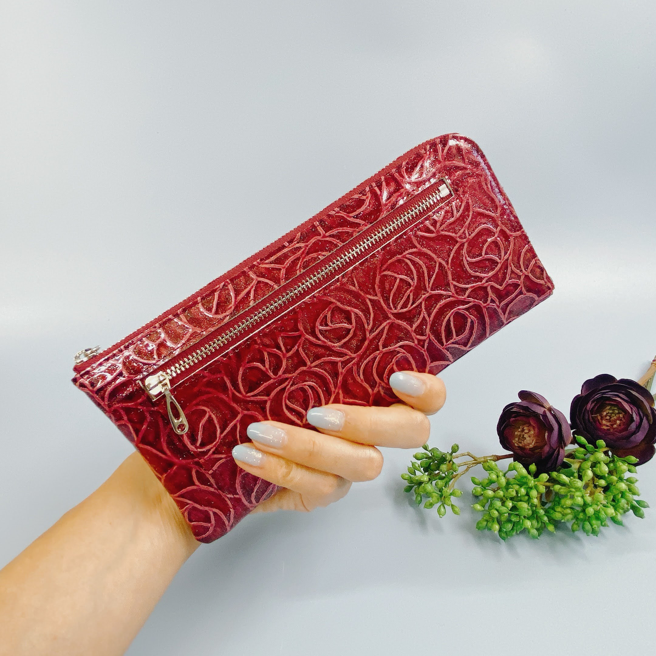 薄くて軽いL字長財布 24枚カードポケット エナメルローズ／ダークチェリー