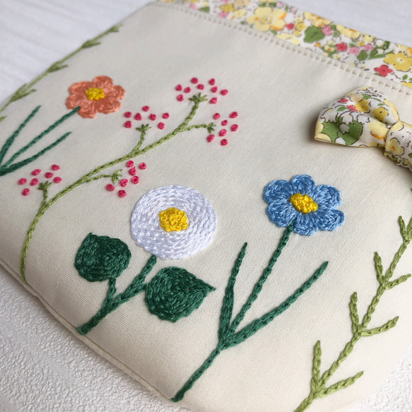 【受注制作】お花の刺繍　ふたなし移動ポケット（ベージュ）女の子 9枚目の画像