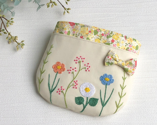 Amina ベージュ 刺繍入り ジャケット フード付き Amina ベージュ 刺繍入り ジャケット フード付き