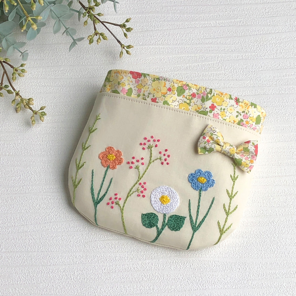 受注制作】お花の刺繍 ふたなし移動ポケット（ベージュ）女の子