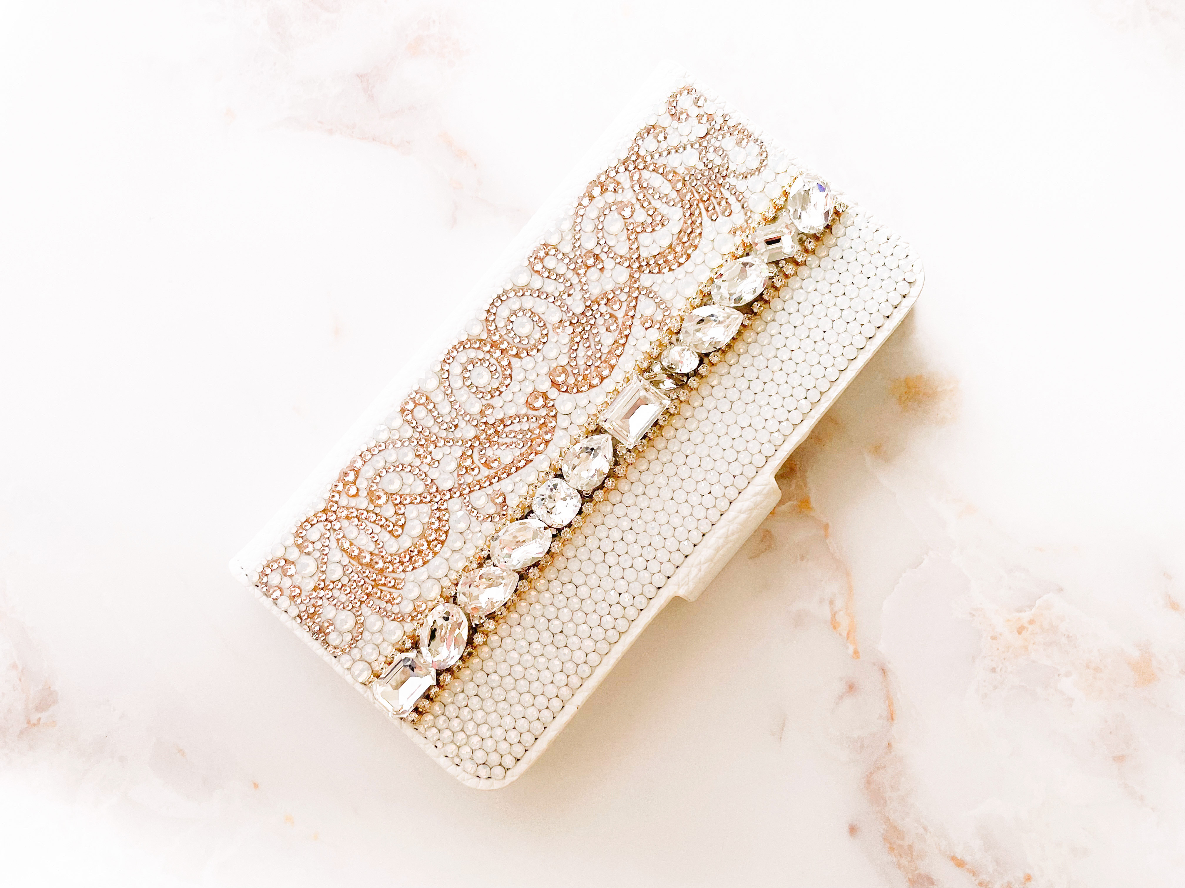 手帳型iPhone17pro,16,15,14他スワロフスキーシルクアラベスクビジューラインストーンデコレーションケース