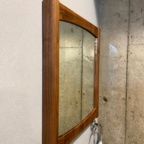 ウォールナット材の壁掛けミラー/鏡/全身鏡/壁掛け/姿見/新築祝い