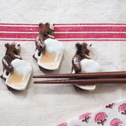 お酒をかかえたツキノワグマの箸置き 箸・箸置き つちのねこ 通販